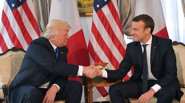 « Faire le mariole avec Trump pourrait coûter cher à Macron » – entretien avec Tony Corn