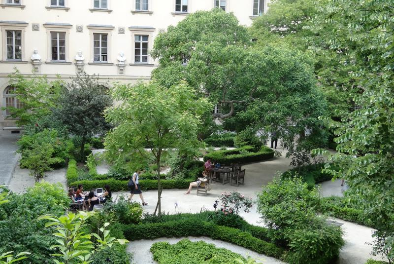 L’ENS supprime 7% de ses logements et envoie des policiers antiémeutes déloger les étudiants qui protestent pacifiquement