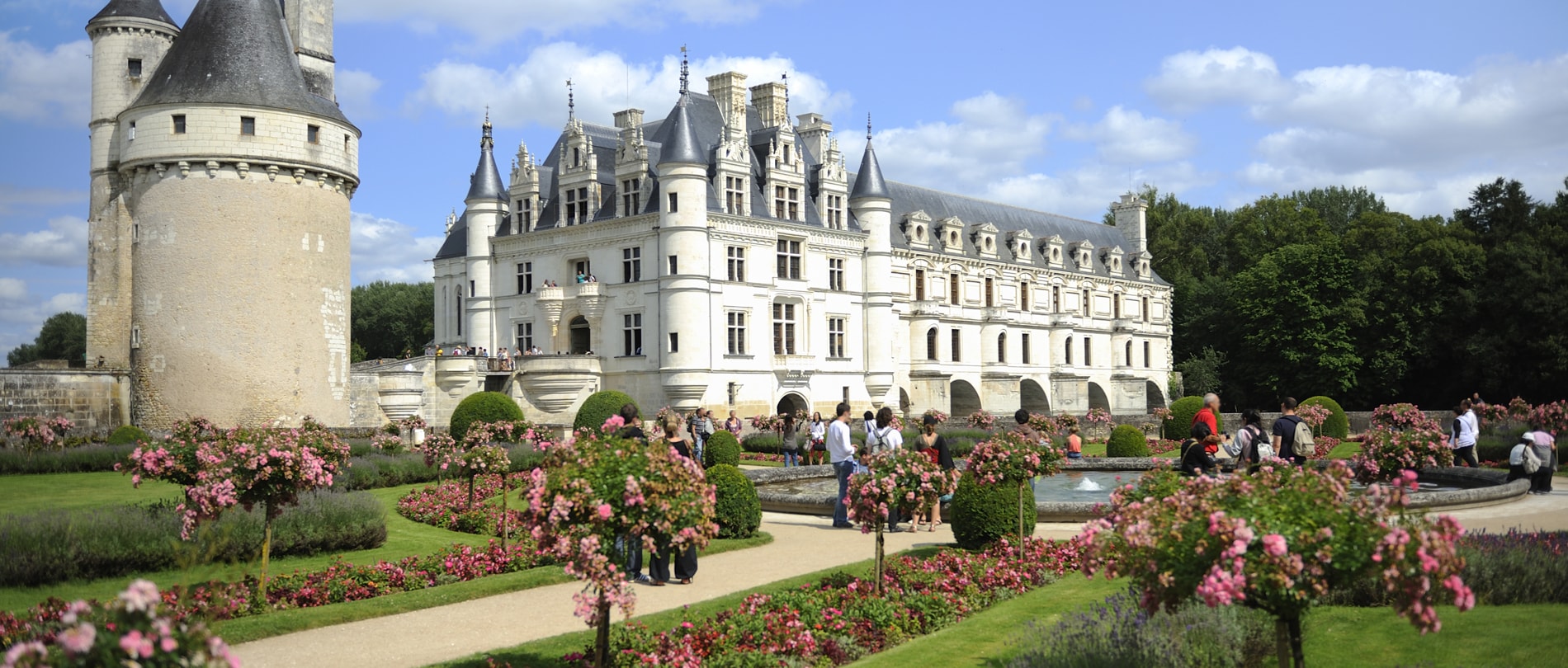 https://commons.wikimedia.org/wiki/File:Chenonceaux_French_Gardens.jpg