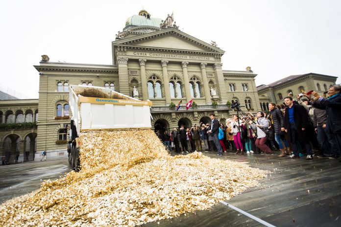 Manifestation en faveur du revenu universel 2013 Bern https://fr.wikipedia.org/wiki/Revenu_de_base#/media/File:Basic_Income_Performance_in_Bern,_Oct_2013.jpg