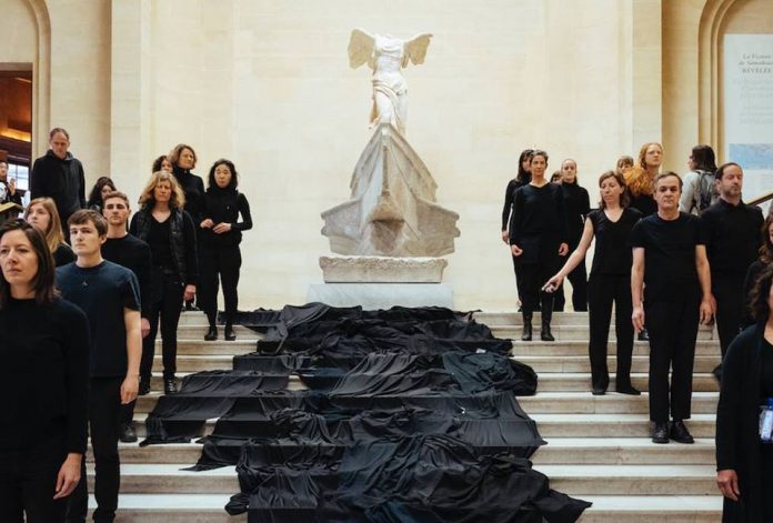 Louvre - Marée noire aux pieds de la Victoire de Samothrace