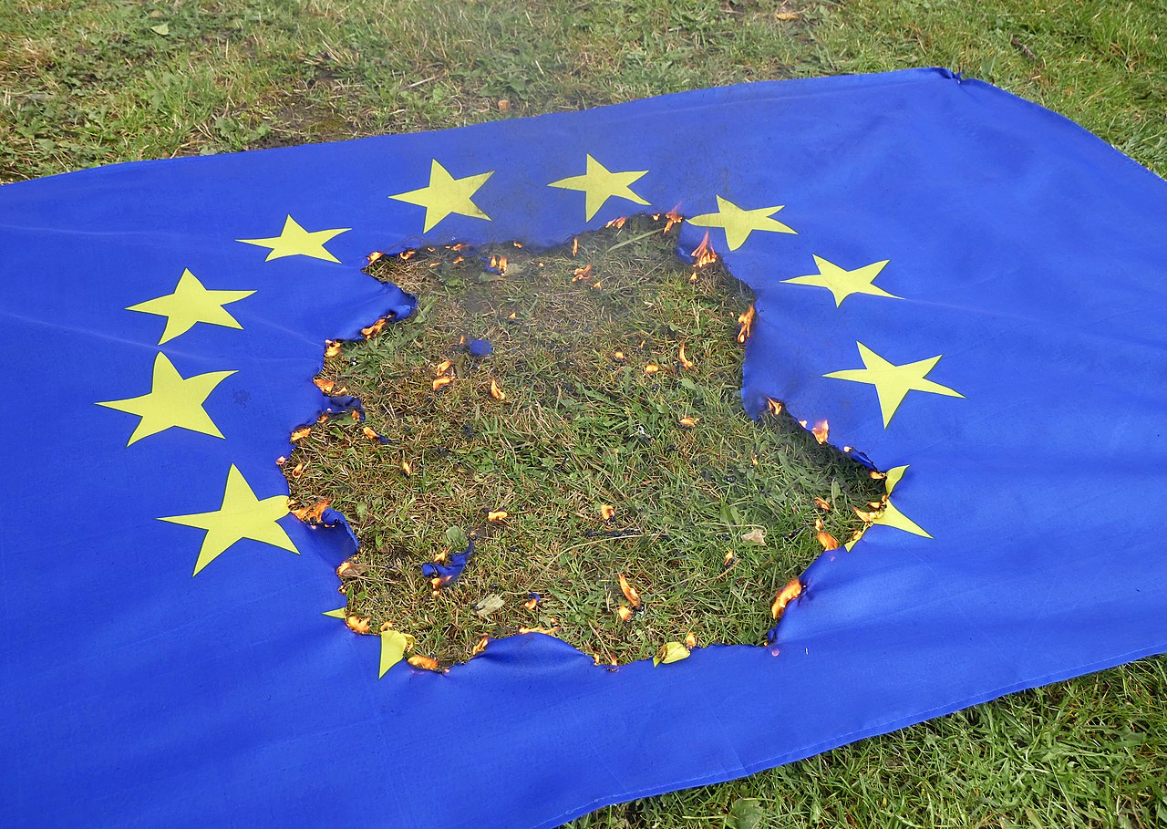 https://commons.wikimedia.org/wiki/File:Burning_EU_flag_20180930.jpg