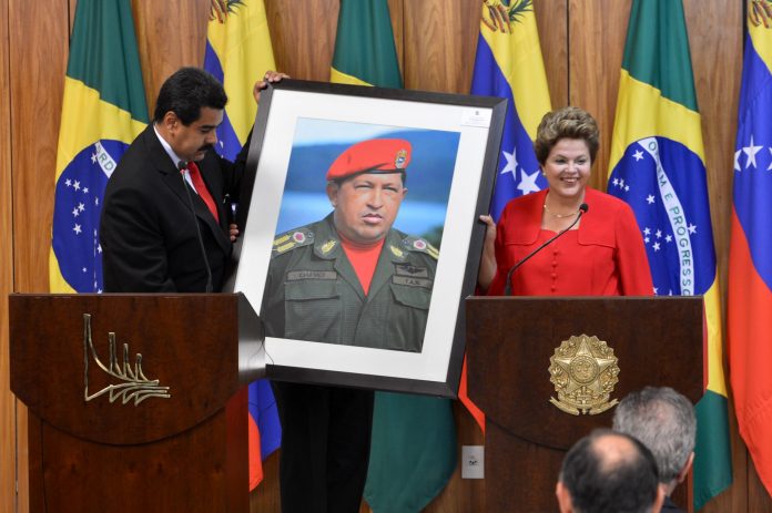 https://es.wikipedia.org/wiki/Archivo:Dilma_Rousseff_receiving_a_Hugo_Ch%C3%A1vez_picture_from_Nicol%C3%A1s_Maduro.jpg