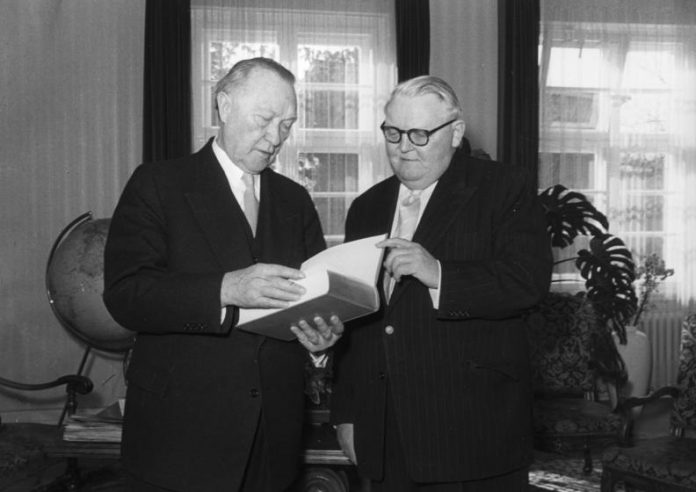 Konrad Adenauer und Ludwig Erhard https://commons.wikimedia.org/wiki/File:Bundesarchiv_B_145_Bild-F004214-0033,_Konrad_Adenauer_und_Ludwig_Erhard.jpg