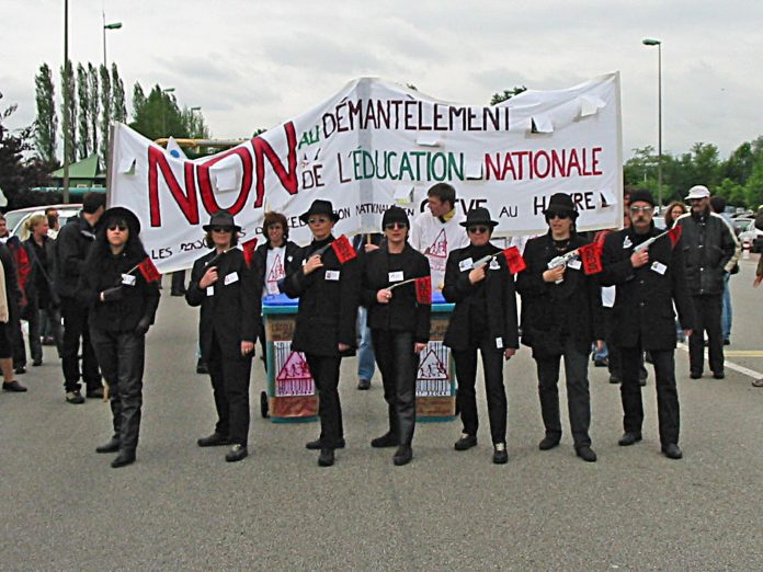 https://commons.wikimedia.org/wiki/File:Manifestation_against_politic_of_education_in_France_in_2003.jpg
