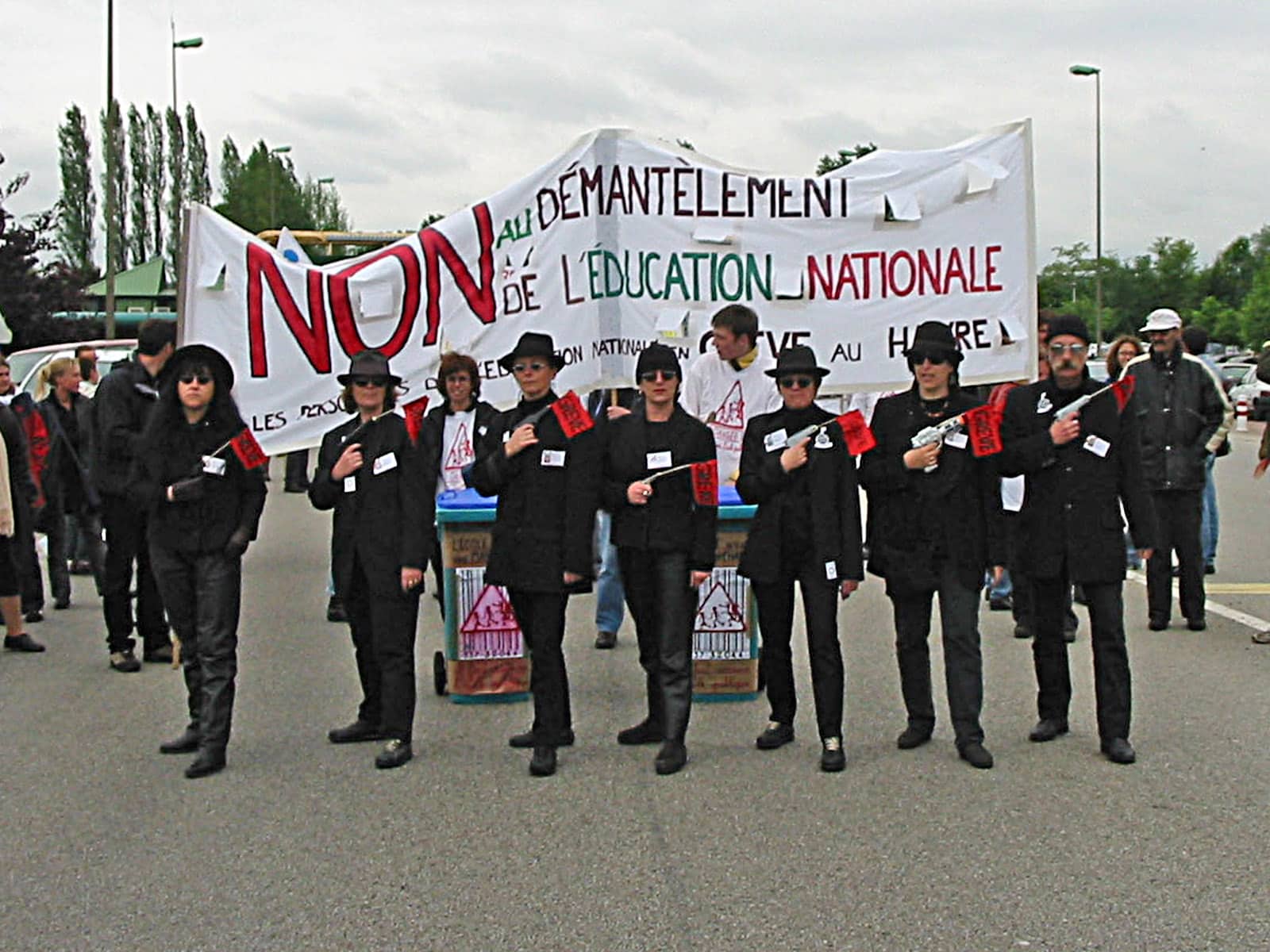 https://commons.wikimedia.org/wiki/File:Manifestation_against_politic_of_education_in_France_in_2003.jpg