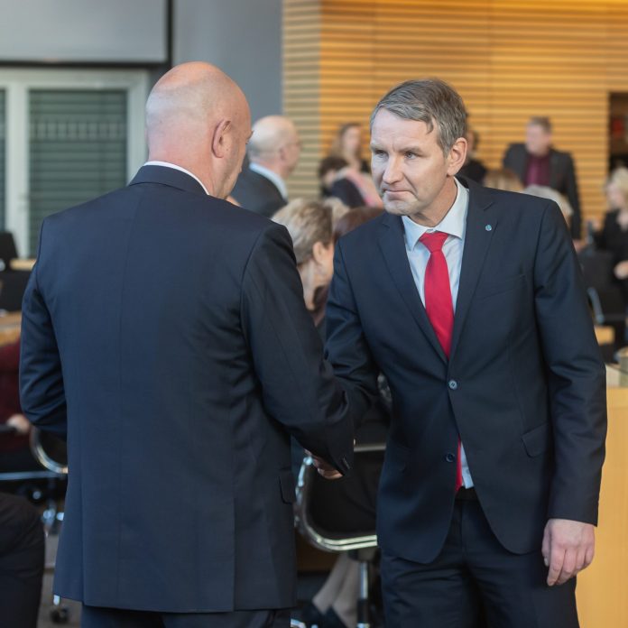Höcke + Kemmerich https://commons.wikimedia.org/wiki/File:2020-02-05_Th%C3%BCringer_Landtag,_Wahl_des_Ministerpr%C3%A4sidenten_1DX_3077_by_Stepro.jpg?uselang=de