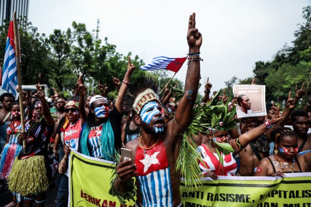 https://www.gettyimages.fr/detail/photo-d%27actualit%C3%A9/papuan-students-shout-slogans-during-a-rally-in-photo-dactualit%C3%A9/1164516631