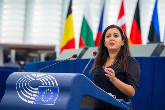 Leïla Chaibi dans l'hémicycle du Parlement européen