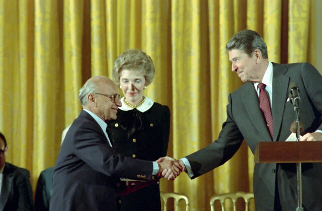 2560px-President_Ronald_Reagan_and_Nancy_Reagan_in_The_East_Room_Congratulating_Milton_Friedman_Receiving_The_Presidential_Medal_of_Freedom-643x422.jpg