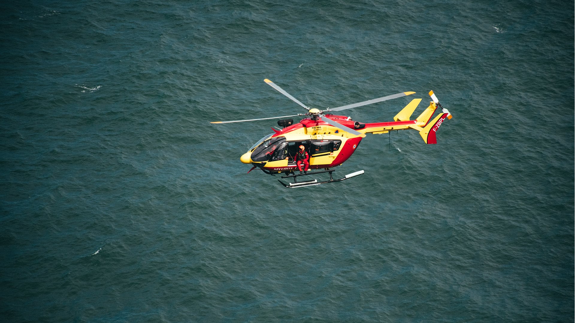 Un hélicoptère “Dragon” de la sécurité civile française au large d’Etretat en 2020 - © Meax Prod