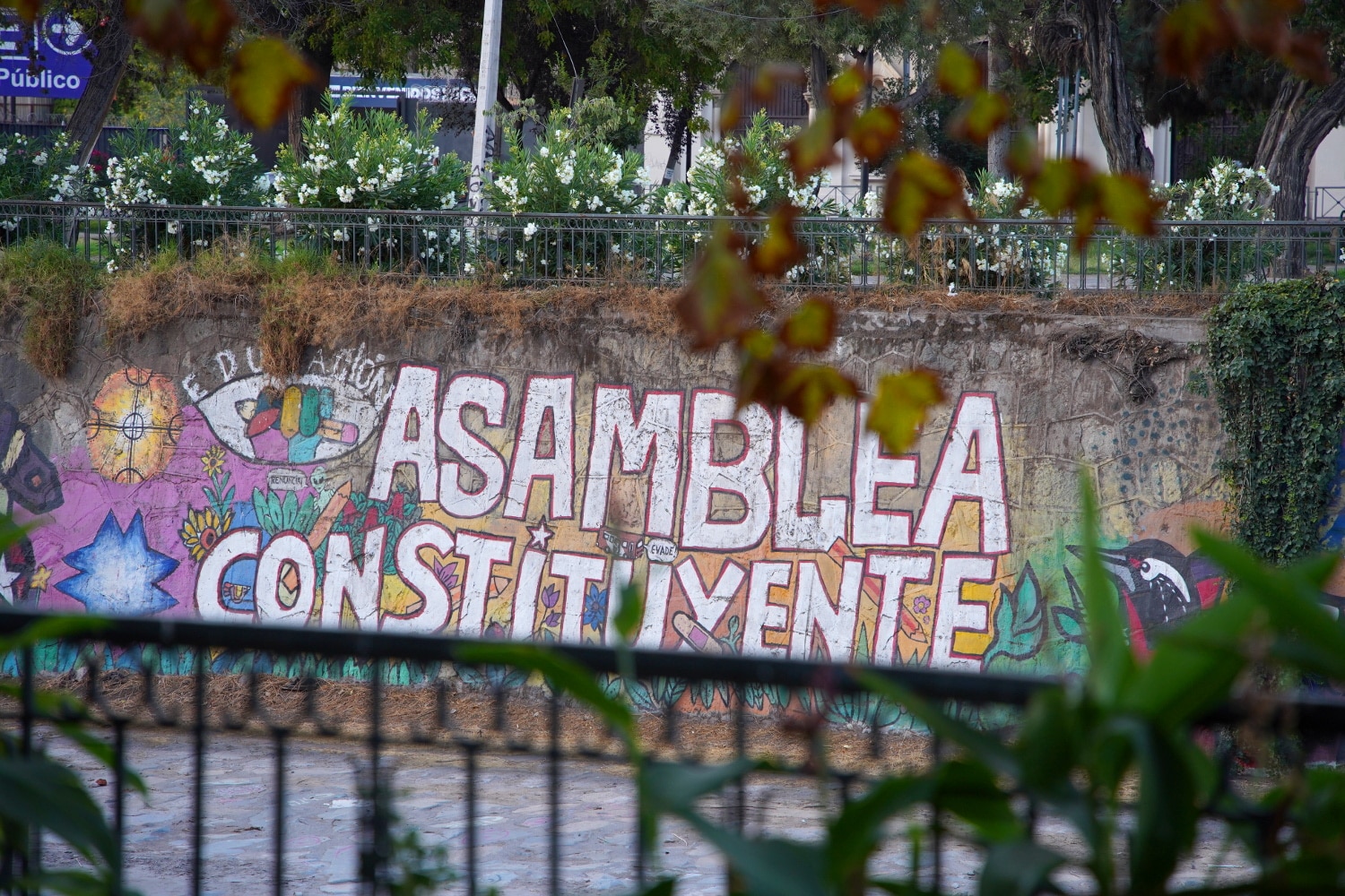 Un graffiti sur un mur le long du río Mapocho à Saantiago de Chili : "Asamblea constituyente" (Assemblée constituante)