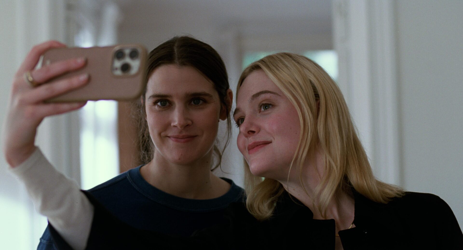 Inga Ibsdotter Lilleaas et Elle Fanning © Kasper Tuxen